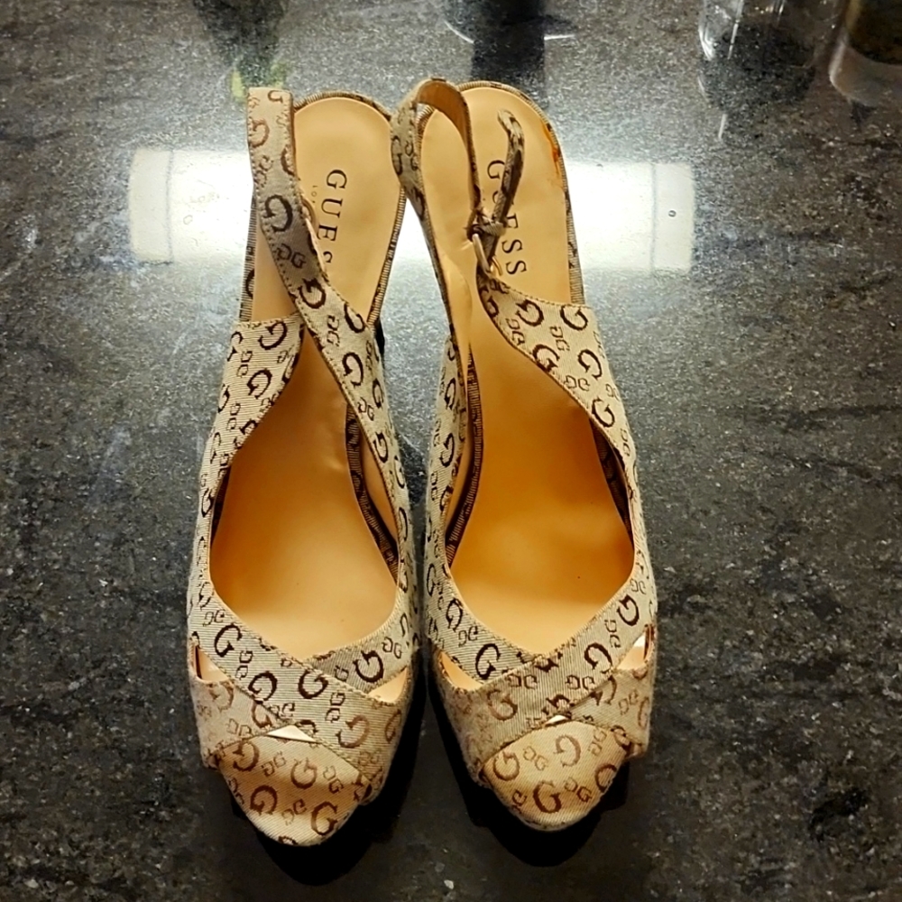 Guess Pumps